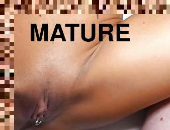 gros-nichons, mature, ejaculation-sur-le-corps, allemand, black, point-de-vue, tatouage