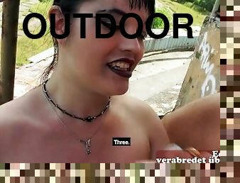 Deutsches outdoor Sextreffen mit einer schwarzhaarigen Teen mit kleinen Titten