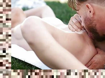 Sensual babe raylin ann takes a good dick on a lawn