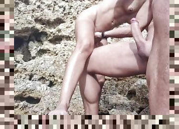 Sun and fuck: Public Beach Masturbation Turns into Risky Encounter with a stranger sexy girl! Caught