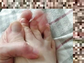 I Bet You Wanna See These Feet! PAWG Foot Fetish All Natural Toes Big Hairy Girl Pretty Feet