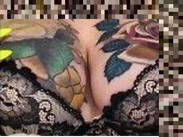 tettone, masturbarsi, orgasmi, fichette, amatoriali, masturazione-con-dita, bocce, tatuaggi