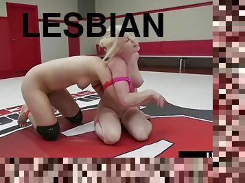 Fighting lesbians love to fuck pussies while fingering each other