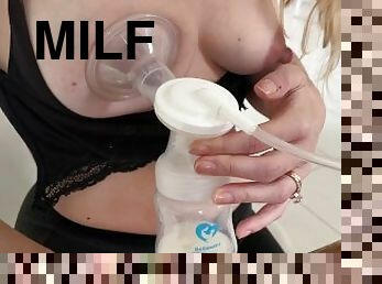 POST PARTUM TEEN PUMPS MILK FROM HER BREAST - HORNY GUY CUM ON IT