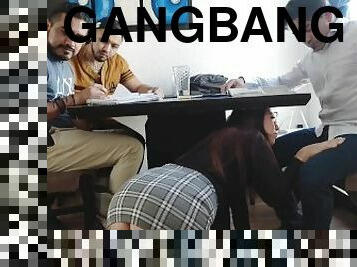 La maestra se pone cachonda y todos se la cogen en el salón de clases GANG BANG (1/2)