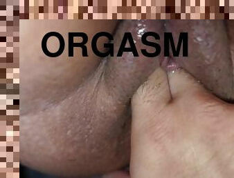 CloseUp Pussy / Latina tiene orgasmo acompañado de squirt mientras coge dedo