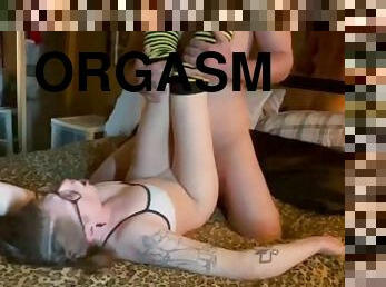 gros-nichons, lunettes, orgasme, amateur, ejaculation-sur-le-corps, ejaculation, percé, tatouage, ours, bite