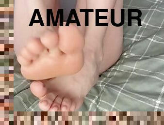Beautiful toes want in your mouth. Sweet pussy. Hot feet