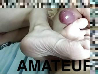 amateur, ejaculation-sur-le-corps, énorme-bite, couple, pieds, point-de-vue, fétiche, branlette-avec-les-pieds, bite