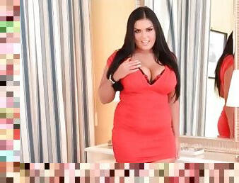 Curvy girl Jasmine Black looks hot in a tight dress