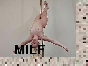 Amazing nude pole dance