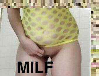Pawg milf pees in yellow