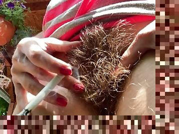 gorda, peluda, al-aire-libre, público, coño-pussy, amateur, regordeta, bajo-la-falda, fetichista, fumando