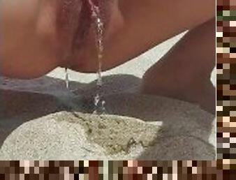 She pees on a public beach under the hot sun