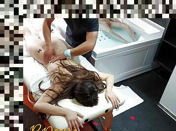 Moglie Riceve Massaggio Erotico Con Olio Mentre Ingoia Il Cazzo Del Fisioterapista Davanti Al Marito