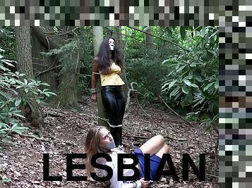 in-afara, lesbiana, bdsm, picioare, fetish, inceandu-se, bondage, bruneta