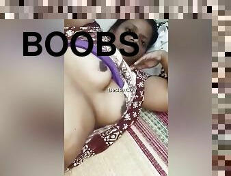 Desi Bahabhi Shows Boobs