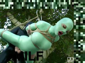 gros-nichons, en-plein-air, milf, jouet, bdsm, doigtage, latex, rasé, brunette, talons-hauts