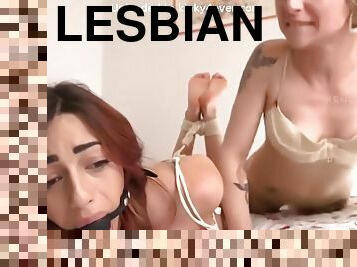 lesbiana, sadomasoquismo, rubia, amordazada, bondage, tatuaje