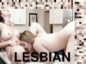 ציצי-גדול, לסבית-lesbian, אמא-שאני-רוצה-לזיין, בלונדיני, אחות-sister, קעקוע