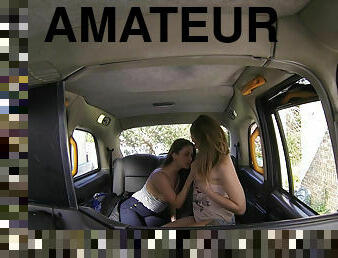 clito, en-plein-air, chatte-pussy, amateur, lesbienne, doigtage, voiture, pieds, baisers, mignonne