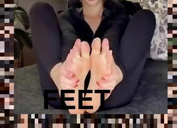 Flexible pale brunette with foot fetish gives footjob