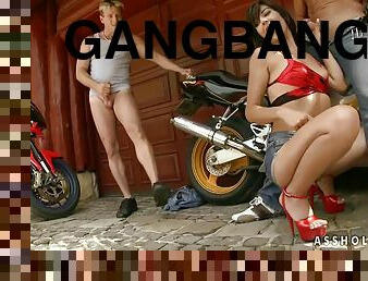 orgie, allaperto, pubblici, rapporti-anali, ragazze-giovani, gangbang, sesso-di-gruppo, sperma-sulla-faccia, sperma, motociclisti