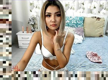 WebCam Amateur girl shows her naked body