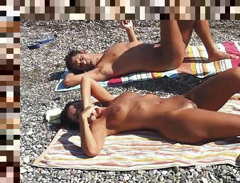 nudisti, pubblici, amatoriali, ragazze-giovani, mammine-mature, giovanissime, videocamera, spiaggia, scene-rubate, voyeur