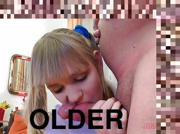 vieux, ejaculation-sur-le-corps, ados, dad-girl, blonde, lingerie, plus-agée, pappounet, vieux-jeune, petits-seins