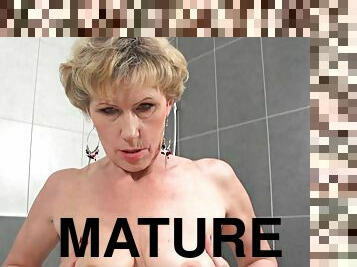 mature in the bathtub - striptease