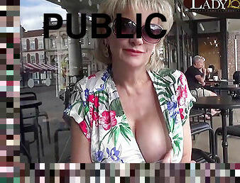 gros-nichons, public, mature, fellation, milf, fellation-profonde, point-de-vue, blonde, britannique, gros-seins