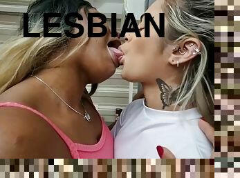 babes, lesbienne, latina, belle-femme-ronde, baisers, blonde, brunette
