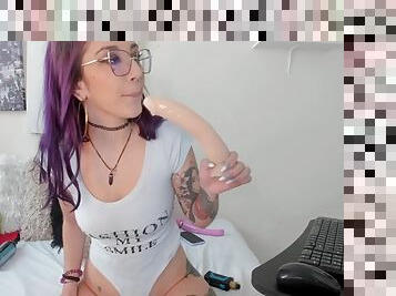 Colombian with a dreamy body, an angelic face and an alternative look, she loves to give blowjobs while she vapes on a cock.