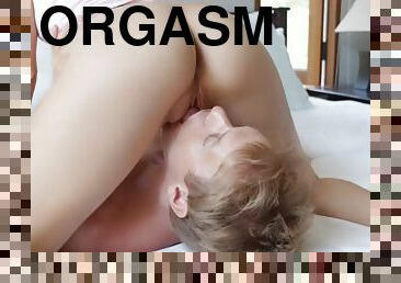 MMM!!! Facesitting AND Squirting FEMALE ORGASM!
