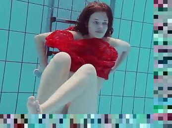 Libuse goes underwater in the pool