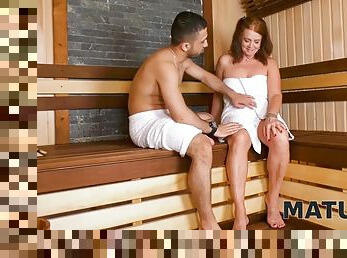 MATURE4K. Once in the hands of a guy from the sauna, a mature beauty has sex with him