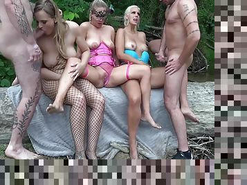 cul, gros-nichons, en-plein-air, ejaculation-interne, sexe-de-groupe, hirondelle, ejaculation, blonde, fétiche, brunette