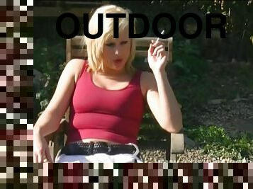 al-aire-libre, coño-pussy, rubia, fetichista, fumando, botas, cuero