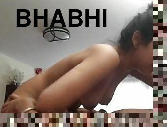 Desi bhabhi ko bathroom me akele bhot choda 
