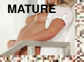 mature, fellation, ejaculation-sur-le-corps, milf, hardcore, blonde, chevauchement, bout-a-bout, dure, sucer