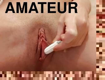 gros-nichons, masturbation, orgasme, pisser, chatte-pussy, giclée, amateur, espion, toilette, seins