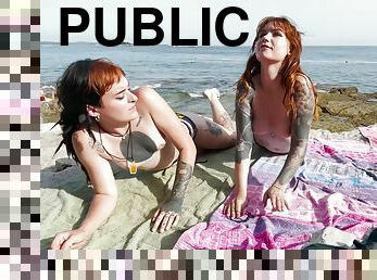 nudists, ārā, publisks, lesbiete, pludmale, koledža, brunete, tetovējums, topless