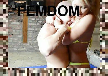 tettone, europee-european, bionde, europee, belle, carine, wrestling, bikini, umiliazione, scopate-sulla-faccia