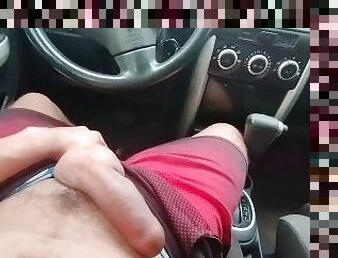 Enseñando mi gran pene en el auto