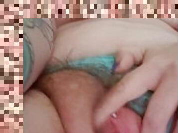 masturbación, orgasmo, amateur, madurita-caliente, regordeta-chubby, con-los-dedos, bragas, natural, con-piercings, húmedo