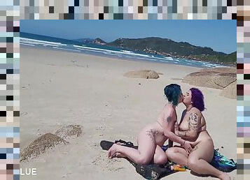 תחת, בחוץ, לסבית-lesbian, החוף, ברזיל, נשיקות, לבני-נשים, קעקוע