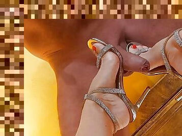 Selena films her footjob in heels 