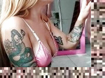 tetas-grandes, amateur, babes, mamada, polla-enorme, garganta-profunda, corrida, rubia, tatuaje, polla