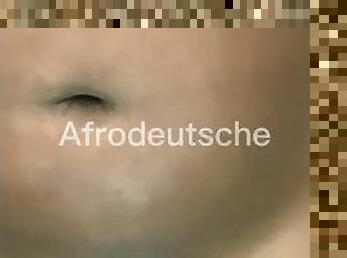 Afrodeutsche spielt mit sich selbst im Aufzug